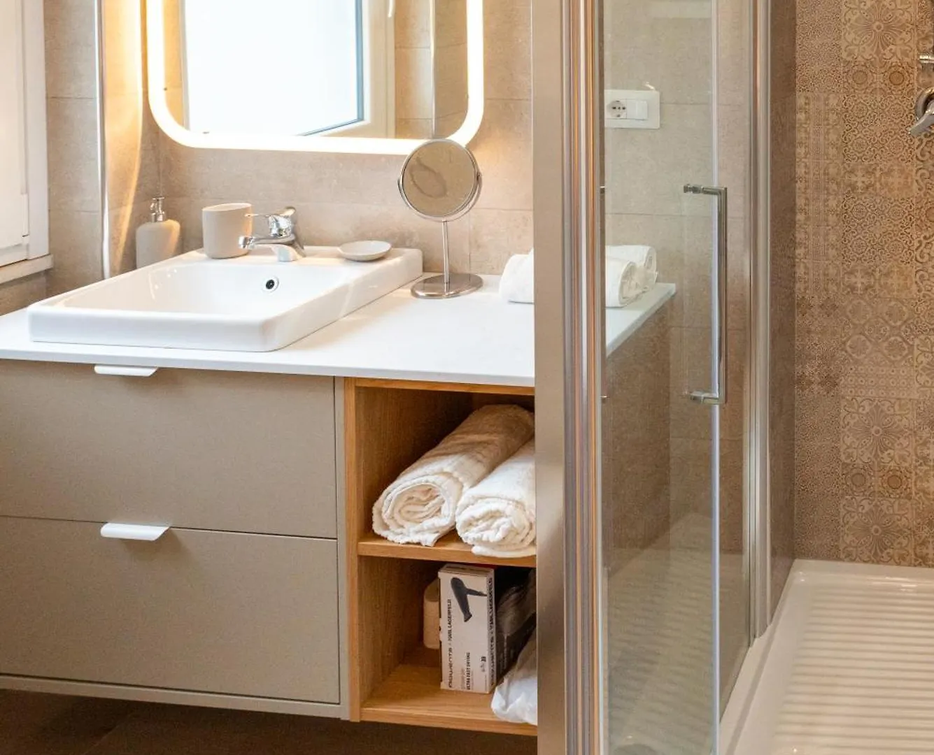 Eqm Roma Hotel