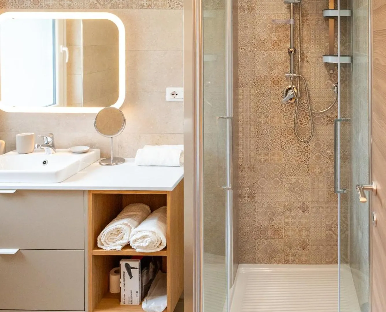 Eqm Roma Hotel Guest house