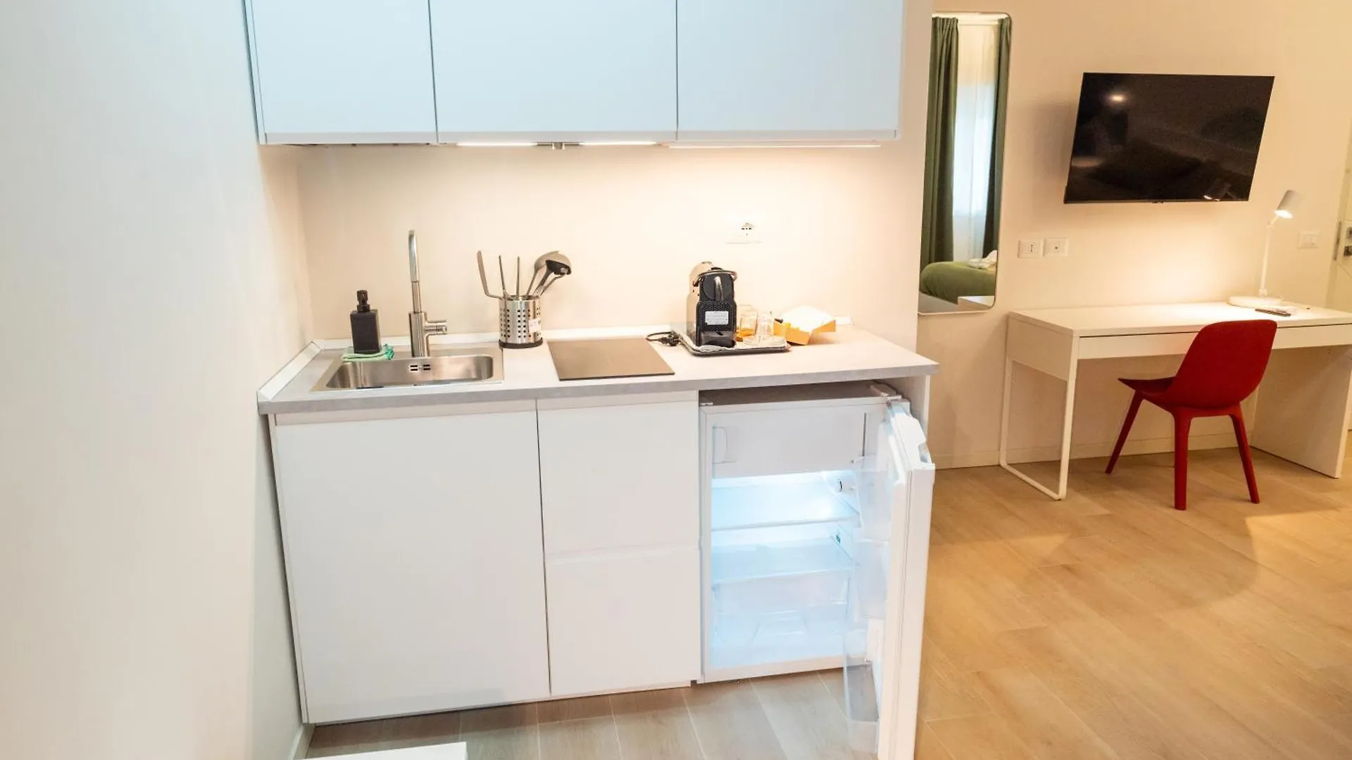Eqm Roma Hotel Guest house